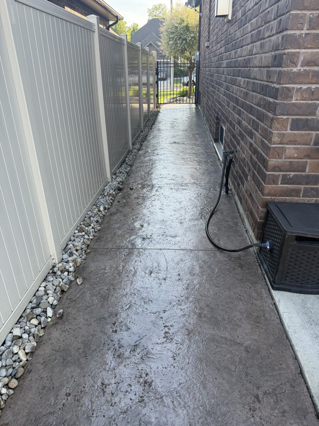 Narrow side walkway